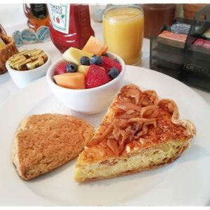 Quiche lorraine with scone and fruit