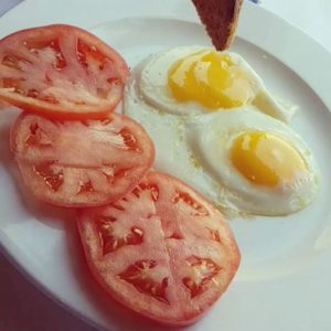 eggs and tomato slices